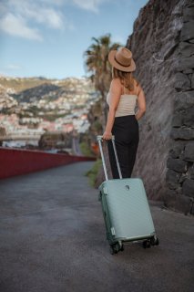 Большой чемодан Heys Earth Tones на 105/125 л весом 4,8 кг из поликарбоната Зеленый