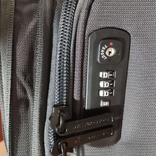Большой чемодан Swissbrand Celtic 106/117 л весом 4,1 кг Серый