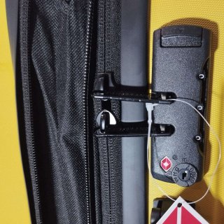 Большой чемодан Swissbrand Ranger на 104/119 л весом 4,4 кг Желтый
