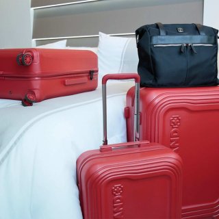 Чемодан ручная кладь Swissbrand London на 42 л весом 2,6 кг из поликарбоната Красный