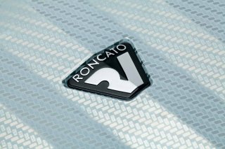 Элитный чемодан 38 л Roncato UNO ZSL Premium Carbon Silver/carbon