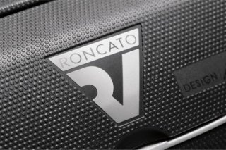 Легка валіза гігант із гнучкого поліпропілену 118 л Roncato Box, чорний з білим