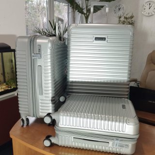 Малый чемодан Swissbrand Rome на 54/62 л весом 3,6 кг Серебристый