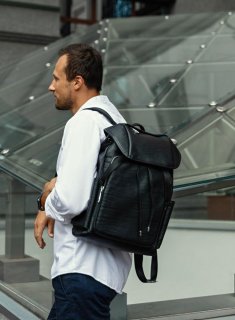 Мужской кожаный рюкзак Tiding Bag в черном цвете