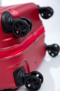 Roncato Fusion 70 л средний чемодан на 4-х колесах из поликарбоната красный