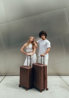 Середня валіза Heys Earth Tones на 68/81 л вагою 4 кг із полікарбонату Коричневий
