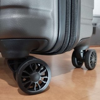 Средний чемодан Swissbrand Freya на 71/81 л весом 3,5 кг Серый
