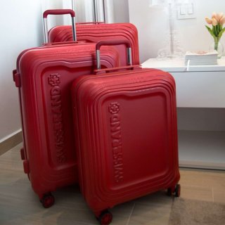 Средний чемодан Swissbrand London на 77 л из поликарбоната весом 3,27 кг Красный