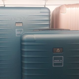 Средний чемодан Titan Litron на 80 л весом 3,4 кг из поликарбоната Синий