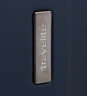Средний пластиковый чемодан на 4-х колесах 70 л Travelite City, темно-синий