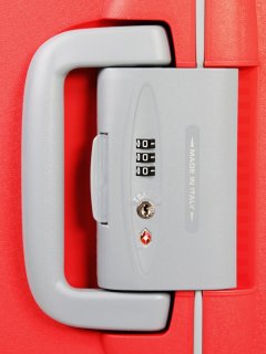 Средний полипропиленовый чемодан на 4-х колесах 70 л Roncato Light, кораловый
