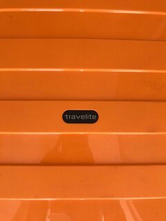 Средний 4-х колесный чемодан из полипропилена 67 л Travelite Nova, оранжевый TL074048-87